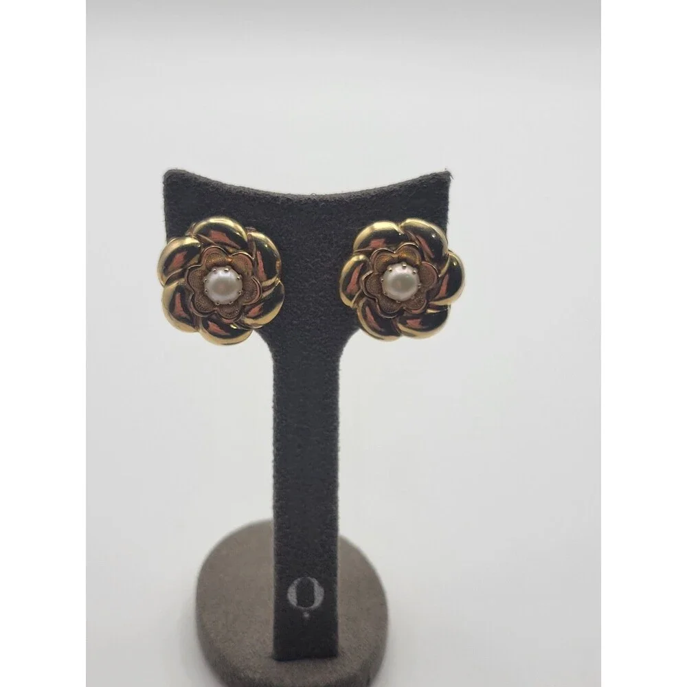 Vintage Gold tone Flower With Faux Pearl Clip on earrings